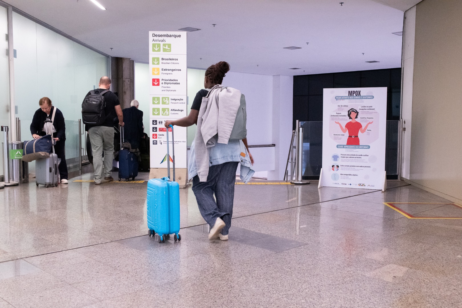 Banner instalado na área de desembarque internacional do aeroporto de Brasília.