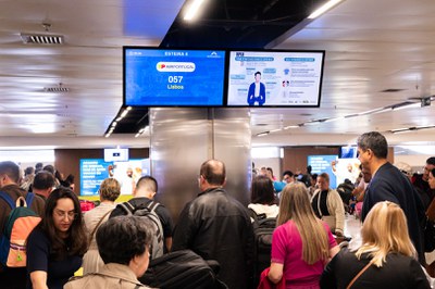 Painéis eletrônicos exibem as mensagens na área de desembarque internacional do aeroporto de Brasília.