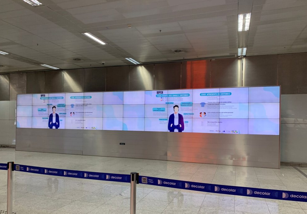 Paineis eletrônicos exibem a mensagem no aeroporto de Guarulhos