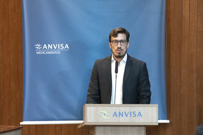 Gerente-geral de Medicamentos e Produtos Biológicos da Anvisa, Gustavo Mendes, faz apresentação para Diretoria Colegiada.