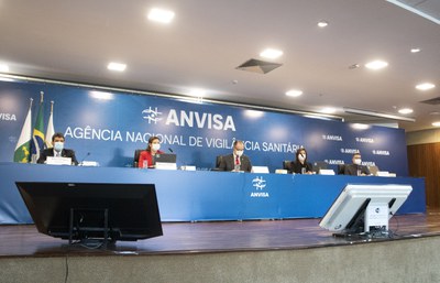 Foto 2 da mesa de reunião com os diretores da Anvisa