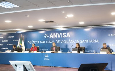 Foto 3 da mesa de reunião com os diretores da Anvisa