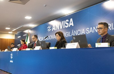 Foto 4 da mesa de reunião com os diretores da Anvisa