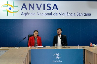 Diretora Meiruze Freitas  e gerente-geral de Medicamentos e Produtos Biológicos da Anvisa, Gustavo Mendes, durante coletiva a autorização temporária de uso emergencial da vacina CoronaVac, desenvolvida pela farmacêutica Sinovac em parceria com o Instituto Butantan, e da vacina Covishield, produzida pela farmacêutica Serum Institute of India, em parceria com a AstraZeneca/Universidade de Oxford/Fiocruz.