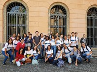 Professor e alunos visitam o Arquivo Nacional