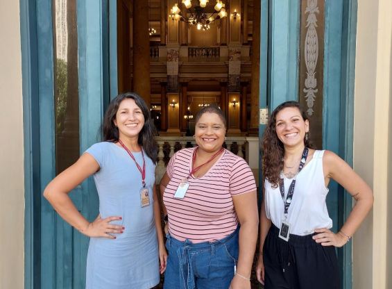 As organizadoras do catálogo. Da esquerda para direita: Luciane Simões Medeiros, Priscila Helena Pereira Duarte e Maria Fernanda Nogueira.