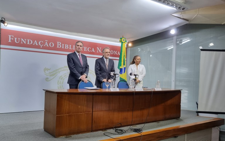 Na foto o presidente do CNJ e do Supremo Tribunal Federal (STF), Luís Roberto Barroso, participou da Conferência Magna no dia 27/10, juntamente com Marco Lucchesi e com a juíza federal e auxiliar da presidência do CNJ, Adriana Cruz.