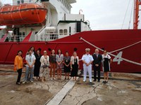 Equipe da BN visita navio que levará livros para a Antártica