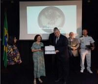 Servidora da FBN recebe medalha de Colaborador Emérito da Diretoria do Patrimônio Histórico e Documentação da Marinha