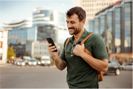 Homem segurando um celular e sorrindo