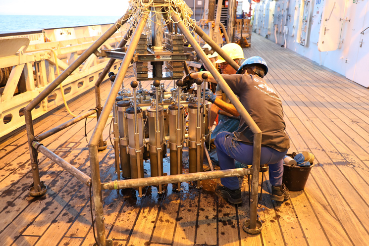 Equipamento para recolher amostras de solo marinho