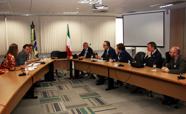 18-07-2012-reuniao-com-comissao-italiana-003