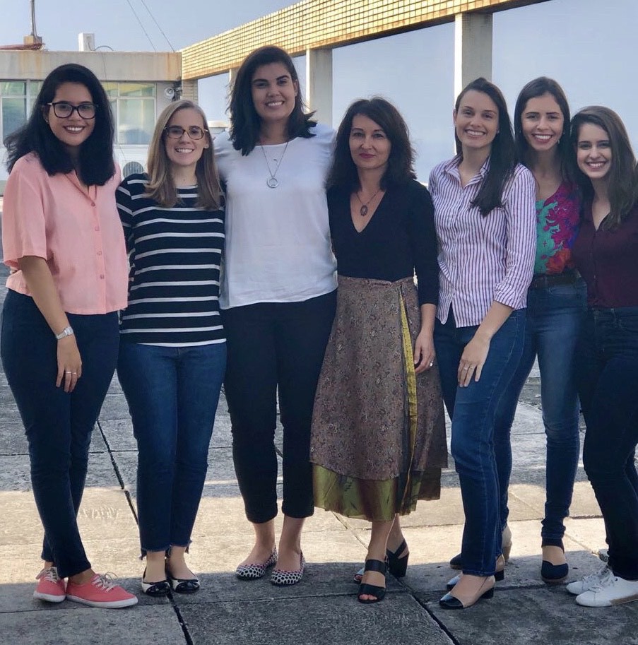 Aline Brasil (a terceira da direita para a esquerda, de camisa listrada) com o grupo de pesquisa brasileiro liderado pela Professora Elis Eleutherio no Centro de Tecnologia UFRJ