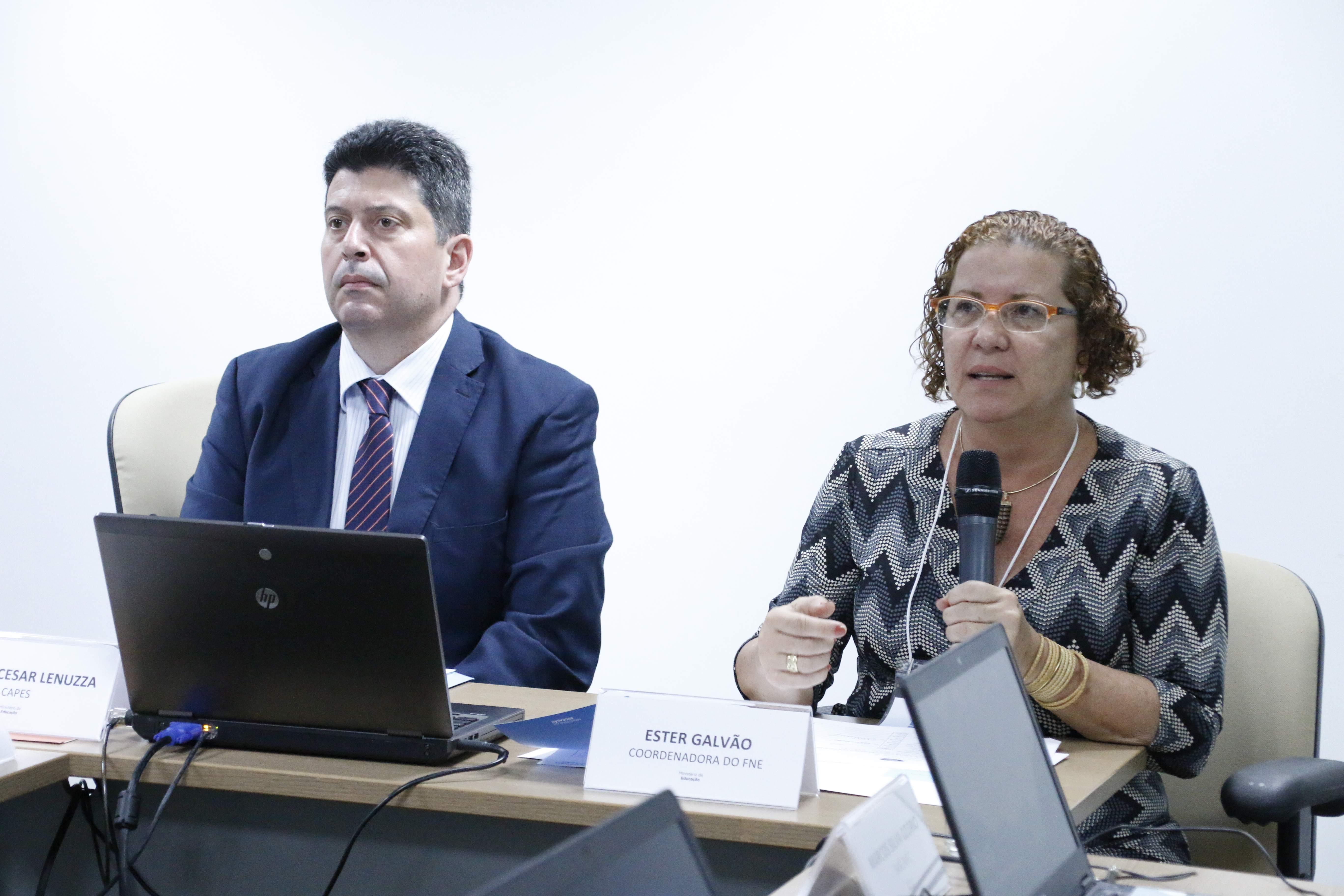 Carlos Lenuzza e Maria Ester na reunião do Fórum Nacional de Educação sediada na CAPES nesta terça feira 18. 