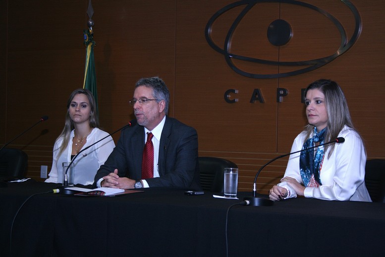 Professor Márcio de Castro Silva Filho, Diretor de Programas e Bolsas no País da Capes, faz a abertura do evento (Foto: Guilherme Feijó - CCS/Capes)