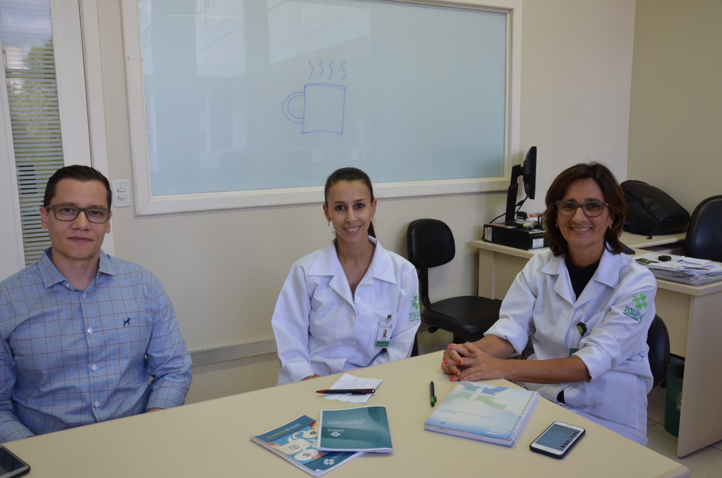 Os alunos Felipe Cureau e Camila Schaan e a orientador e professora do PPG em Endocrinologia da UFRGS Beatriz Schaan. Foto. UFRGS