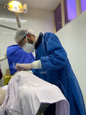 Imagem: Bruno Braga realiza cirurgia em paciente no HRAC (Arquivo pessoal)