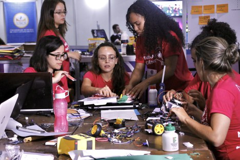 Iniciativa tem o objetivo de popularizar a ciência, estimular estudantes da educação básica a seguir a carreira acadêmico-científica e promover a inclusão social. Imagem: CGCOM/CAPES