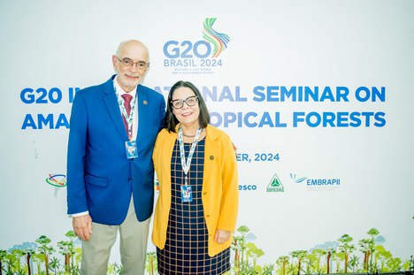 Imagem: Denise Pires de Carvalho, Presidente da CAPES, e Rui Oppermann, Diretor de Relações Internacionais/CAPES. (Foto: Gláucio da Silva Rodrigues)