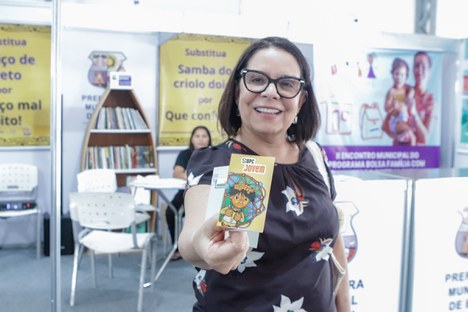 Imagem: Denise Pires de Carvalho, presidente da CAPES, visitou o estande da SBPC Jovem (Ester - CGCOM/CAPES)