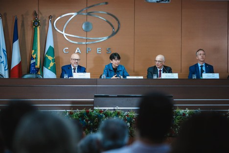 Imagem: Mesa do Seminário CAPES/Cofecub 45 anos (Naiara Demarco - CGCOM/CAPES)