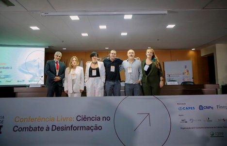 Imagem: Participantes da abertura da Conferência Livre (Naiara Demarco - CGCOM/CAPES)