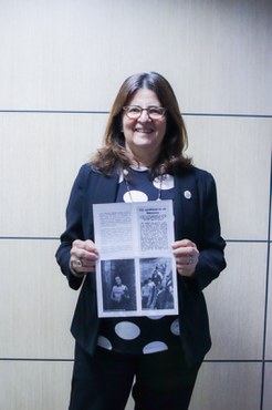 Imagem: Renée Zicman mostra reportagem sobre a mãe, uma das primeiras bolsistas da CAPES (Ester Cruz - CGCOM/CAPES)