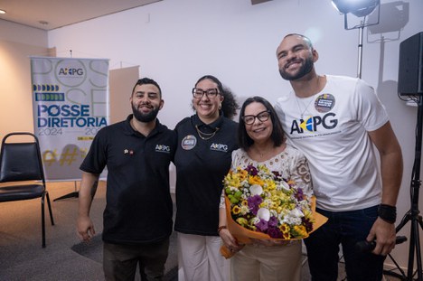 Imagem: Denise Pires de Carvalho, foi homenageada com flores, em celebração ao seu aniversário (Julia Prado - CGCOM/CAPES) 