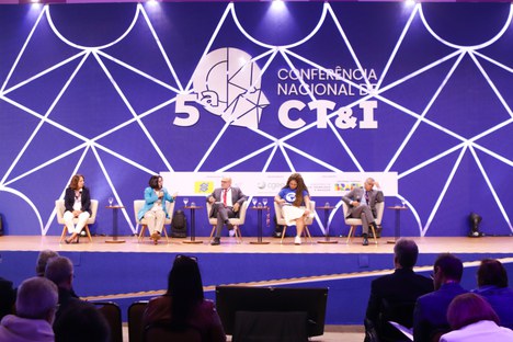 Imagem: Debate durante a 5ª CNCTI (Ester Cruz - CGCOM/CAPES)