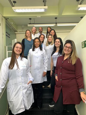 Imagem: Ivy Suedam e Marcela Garnica Siqueira (ambas na parte superior da foto, à esquerda) com a equipe da Seção de Fisiologia do HRAC (Arquivo pessoal)