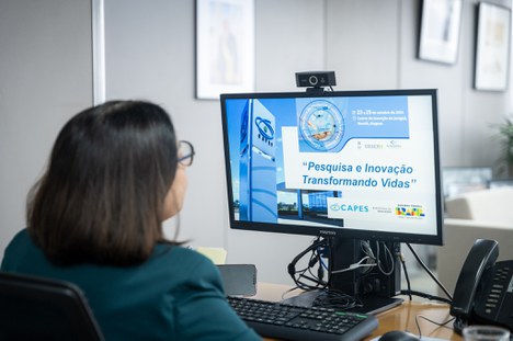 Imagem: Presidente da CAPES participou por videoconferência de congresso da Ebserh sobre pesquisa e inovação (Julia Prado - CGCOM/CAPES)