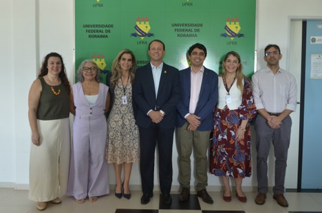 Imagem: O diretor de Avaliação da CAPES, Antonio Gomes, com a pró-reitora, Ana Lucia de Souza, e o reitor da UFRR, José Geral Ticianeli, e coordenadores de áreas (Divulgação)