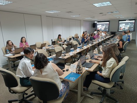 Imagem: Mercedes Bustamante abriu o segundo dia da reunião (Guilherme Pera - CGCOM/CAPES)