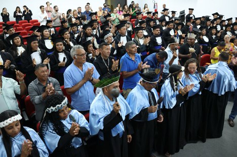 Imagem: Professores que concluíram o curso Cuiambá Pedagogia Intercultural Indígena Magistério Tremembé (Foto: divulgação).