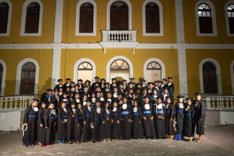 Imagem: Alunos e alunas durante a formatura do curso Cuiambá (Foto: divulgação).
