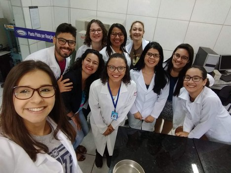 Imagem: Bolsista com equipe durante a pesquisa (Arquivo pessoal)