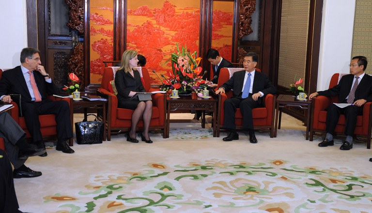 Ministros Gleisi Hoffmann e Fernando Pimentel em reunião com Vice-Premiê do Conselho de Estado, Wang Yang.