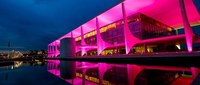 Outubro Rosa colore prédios e monumentos de Brasília