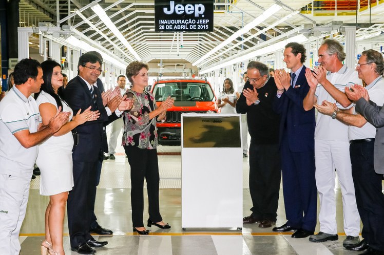 Presidenta Dilma Rousseff durante descerramento da placa alusiva à inauguração do Polo Automotivo da Jeep. (Goiana - PE, 28/04/2015) Foto: Roberto Stuckert Filho/PR