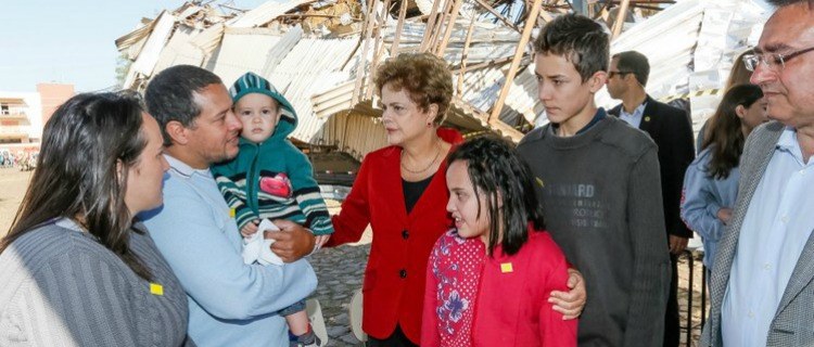 Presidenta conversa com sobreviventes da queda do ginásio Ivo Sguissardi, durante visita às áreas atingidas por tornado. (Xanxerê - SC, 27/04/2015) Foto: Roberto Stuckert Filho/PR