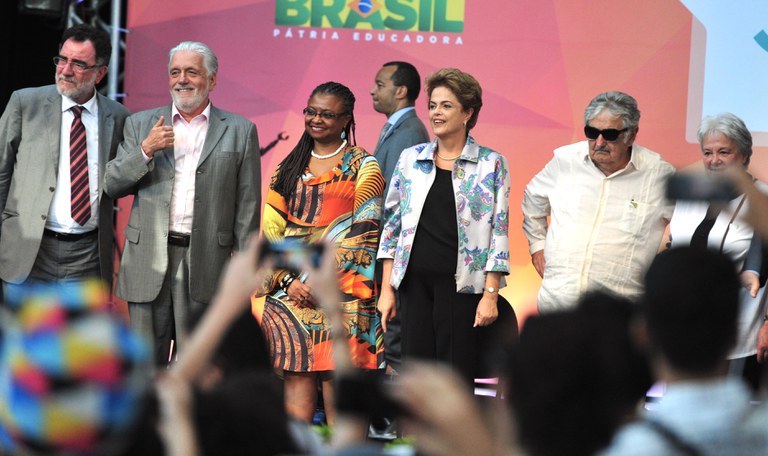 Dilma e Wagner defendem mais participação dos jovens na vida política do país 