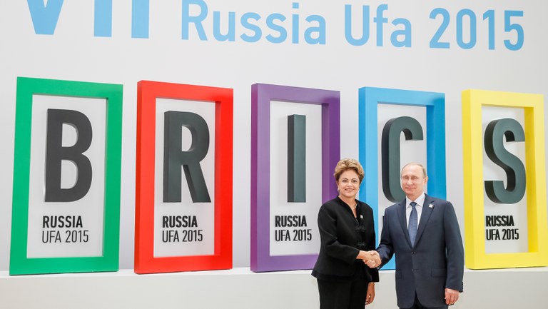 Presidenta Dilma Rousseff recebe cumprimentos do Presidente da Federação da Rússia, Vladimir Putin durante VII Cúpula do BRICS. (Ufa - Rússia, 09/07/2015) Foto: Roberto Stuckert Filho/PR