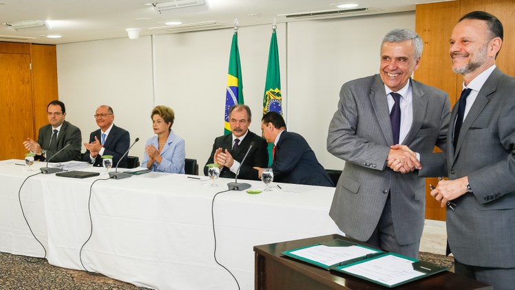 Presidenta Dilma Rousseff durante assinatura de contrato de financiamento, entre BNDES e a SABESP, para obras de interligação das Represas do Jaguari e Atibainha no Estado de São Paulo. (Brasília - DF, 25/06/2015) Foto: Roberto Stuckert Filho/PR