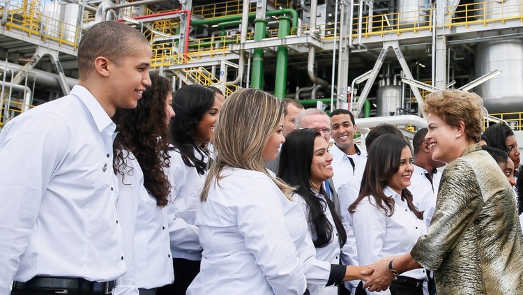 Presidenta cumprimenta trabalhadores durante cerimônia de inauguração do Complexo Acrílico da BASF. (Camaçari - BA, 19/06/2015). Foto: Roberto Stuckert Filho/PR
