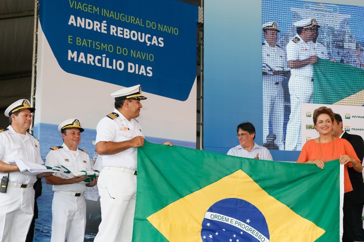 Presidenta Dilma Rousseff e o Capitão-de-Longo-Curso Fábio Guilherme Lima Torres, comandante do navio petroleiro André Rebouças, durante cerimônia de batismo do Navio Marcílio Dias e viagem inaugural do Navio Petroleiro André Rebouças. (Ipojuca - PE, 14/05/2015) Foto: Roberto Stuckert Filho/PR