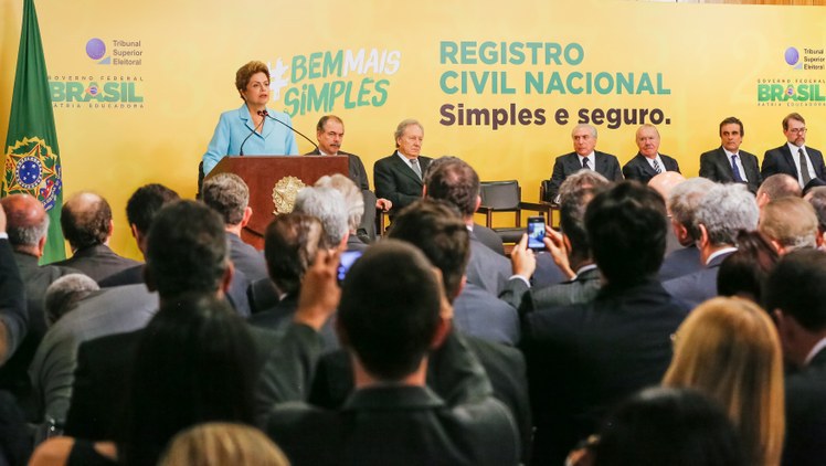 Presidenta Dilma Rousseff durante cerimônia de assinatura da mensagem que encaminha o Projeto de Lei que institui o Registro Civil Nacional. (Brasília - DF, 28/05/2015) Foto: Roberto Stuckert Filho/PR