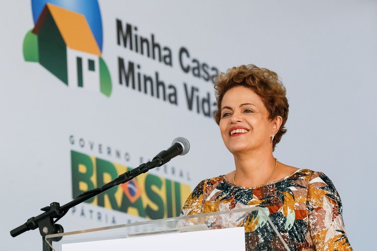 Presidenta Dilma Rousseff durante cerimônia de entrega de 1.484 unidades habitacionais dos Residenciais Recanto do Paçuaré I e II e Vivenda das Gaivotas, do Programa Minha Casa, Minha Vida. (Rio de Janeiro - RJ, 12/05/2015). Foto: Roberto Stuckert Filho PR 