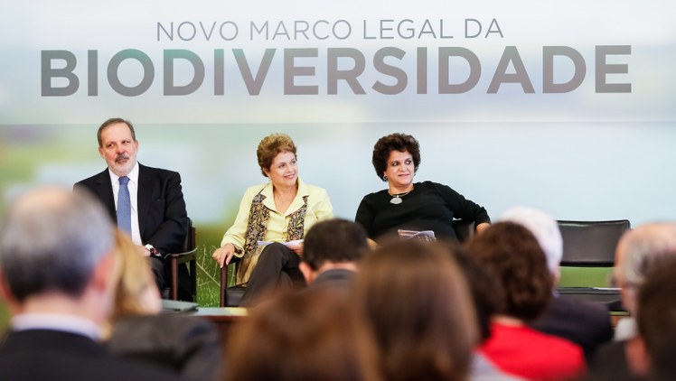 Presidenta Dilma Rousseff durante cerimônia de sanção do novo marco legal da biodiversidade que regulamenta o acesso ao patrimônio genético e ao conhecimento tradicional associado. (Brasília - DF, 20/05/2015) Foto: Roberto Stuckert Filho/PR