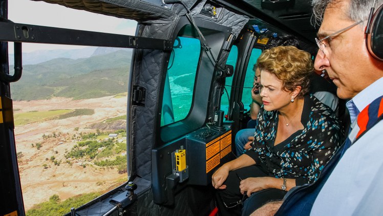 Presidenta Dilma Rousseff durante sobrevoo das áreas atingidas pelo rompimento das Barragens Fundão e Santarém. (Região de Mariana - MG, 12/11/2015)Foto: Roberto Stuckert Filho/PR