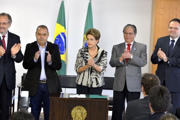 A presidenta Dilma Rousseff sanciona a lei que institui o Programa de Proteção ao Emprego (PPE), em solenidade no Palácio do Planalto 